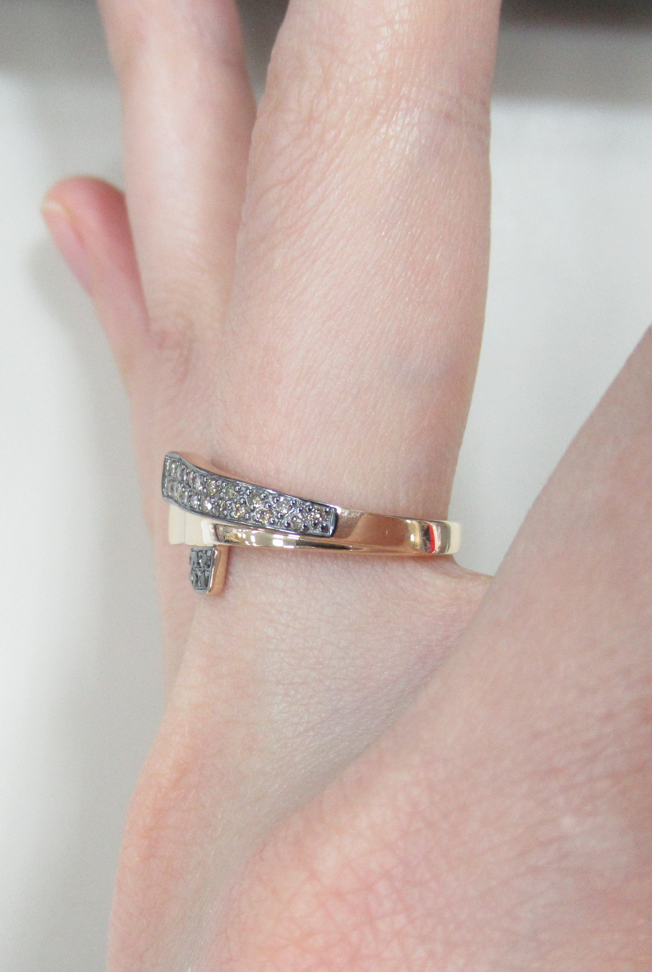 Кольцо из золота с черными и коньячными бриллиантами